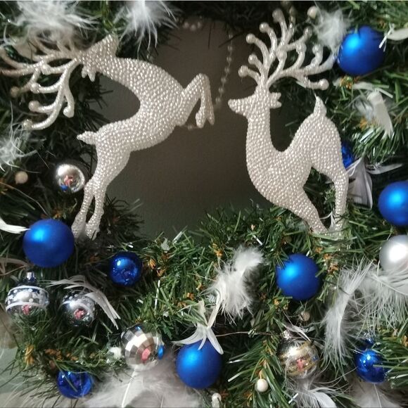 18" Blue/Silver PRELIT PREDECORATED CHRISTMAS WREATH. Fluff & Hang. - Picture 7 of 9